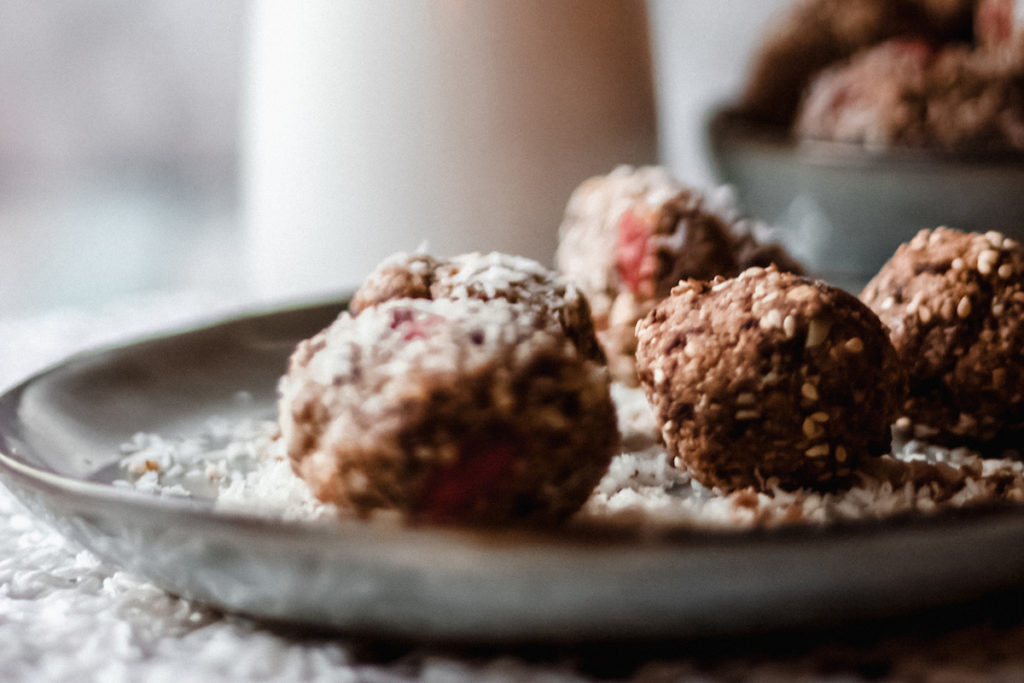 Energy balls beurre de cacahuète et pépites de chocolat ⋆ Farzana Foodie